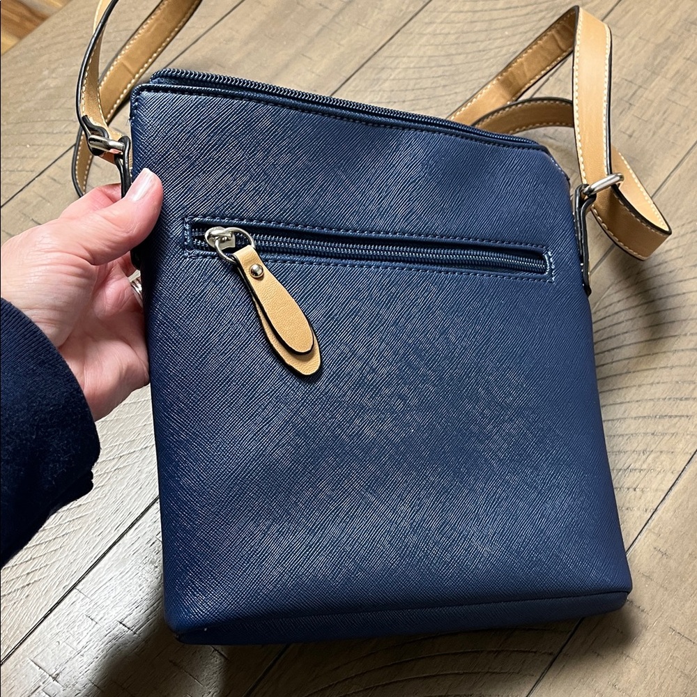 Giani Bernini Navy &Tan Crossbody Bag, EUC, man made material, clean, 9 x 8.5” - Picture 15 of 15